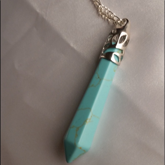 Turquoise and silver pointy pendant in a chain. - Picture 2 of 8